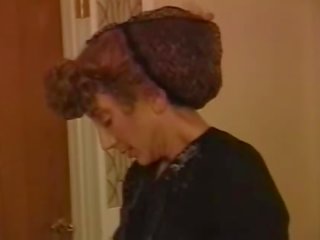 Middle-aged vintāža shemale fucks a adolescent par a divāns