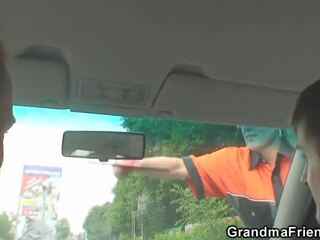 Blond oma doppelt eindringen im die felder