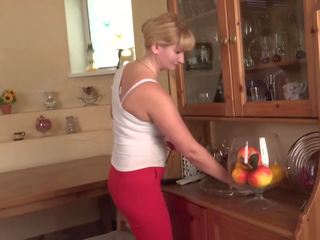 বয়স্ক বউ এবং মা alyona feeding তার মজাদার পাছা.