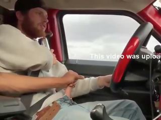 Twee sensational mensen masturberen in de auto