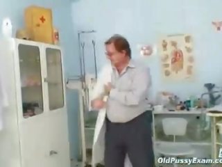 成人 vladimira 得到 她的 的阴户 正确 的gyno 检查 由 淫 的gyno 医 男人