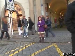 Hän poimii ylös vanha mummi strumpet alkaen katu