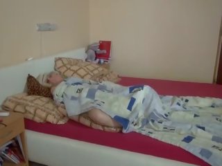 Oldnanny ישן רזונת אישה מאונן עם תלמידת בית ספר