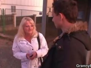 Jung kumpel picks nach oben alt blond