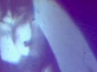 E zezë grua duke thithur një e zezë kallam dhe duke fucked në klasike footage