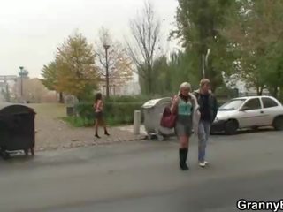 Alt zicke ist aufheben nach oben und gefickt von hengst