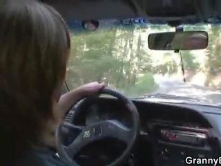 Γιαγιά είναι εκλεκτός επάνω από ο δρόμος και πατήσαμε