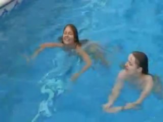 Kaks ultra meelas lezboes enne bassein