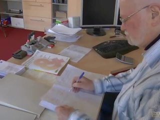 Jong marylin evaluated door haar oud baas