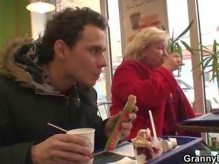 Riesig großmutter ist aufheben nach oben im cafe
