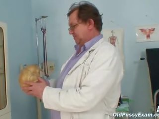 Nubile woman stazka gyno speculu.