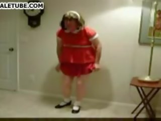 Lewd transseksual in red köýnek got a toy