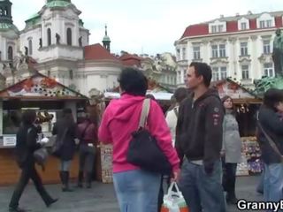 Γιαγιά τουρίστας είναι εκλεκτός επάνω και πατήσαμε