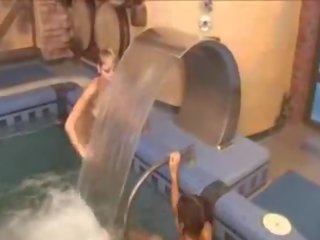 三 女孩 裸 在 该 水池