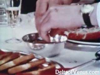Вінтажний секс кіно 1960s - волохата grown брюнетка - стіл для три