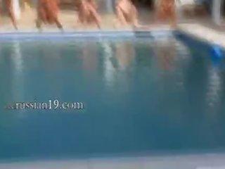 Six 裸 女孩 由 该 水池 从 意大利