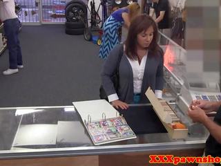 Velika titted pawnshop wifey fukanje za denar