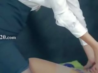 豪华 女 在 裤子 享受 背带