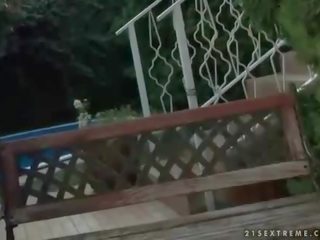 Волохата бабуся користується непристойна для дорослих кліп назовні