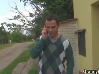 Solitario viejo abuela pleases un joven juvenil