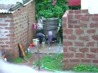 Assistir este dois grande sri lankan gaja obtendo banho em ao ar livre