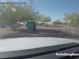 Porta šlovingoji skylė middle-aged sweetheart sucks velenas į porta potty gh