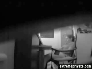 Inang kaakit-akit dyeni pagdadaliri sa ilalim ang mesa