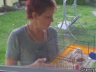 Personable lassie bangs yang nenek akan datang pintu