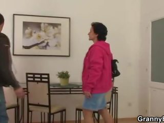 On šiška ji dlak luknja od zadaj
