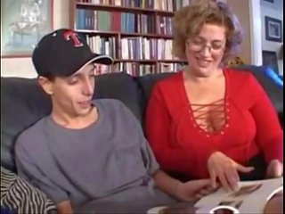 Marriageable милф учи младото студент